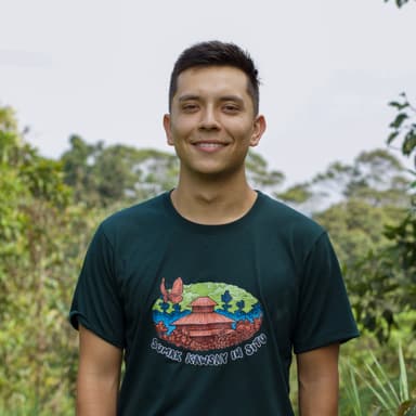 Benjamín Hidalgo} is Herpetólogo y Fotógrafo residente}