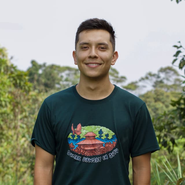 Benjamín Hidalgo} is Herpetólogo y Fotógrafo residente}